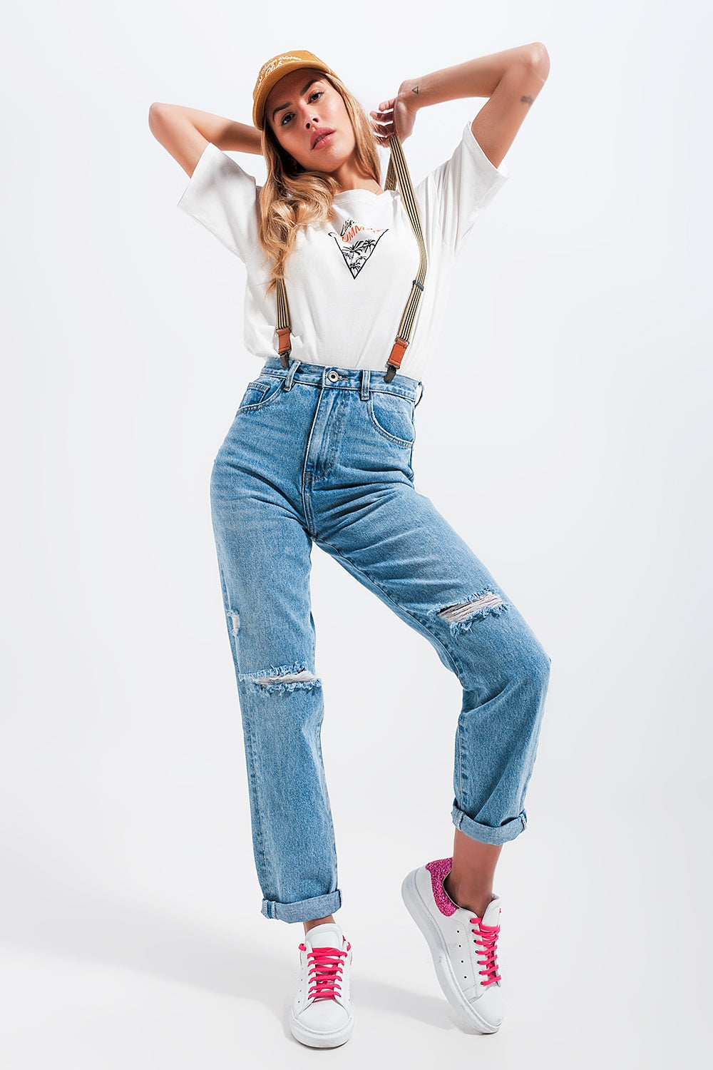 Jeans lavaggio blu chiaro con strappi al ginocchio