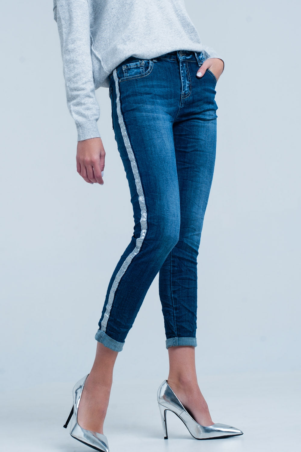 Q2 Jeans lavato oscuro con striscia laterale lucida argento