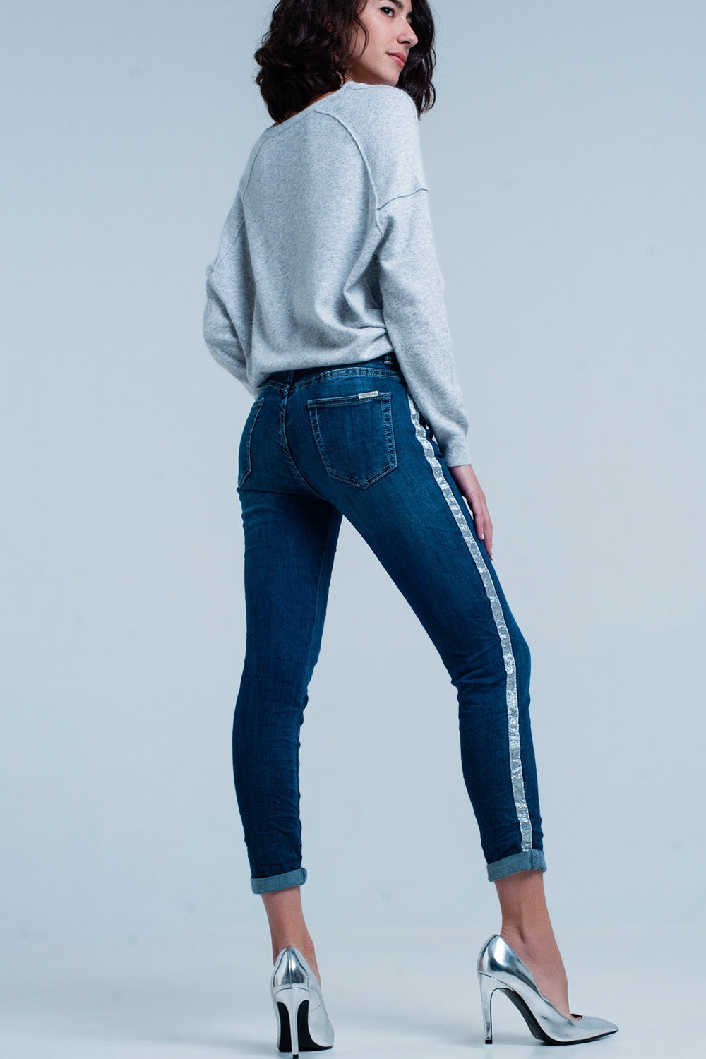 Jeans lavato oscuro con striscia laterale lucida argento