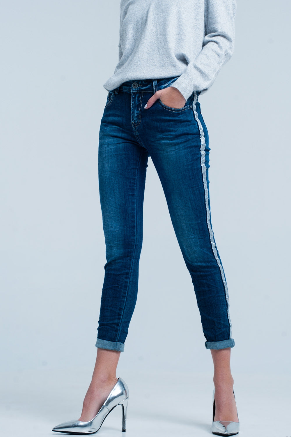 Jeans lavato oscuro con striscia laterale lucida argento