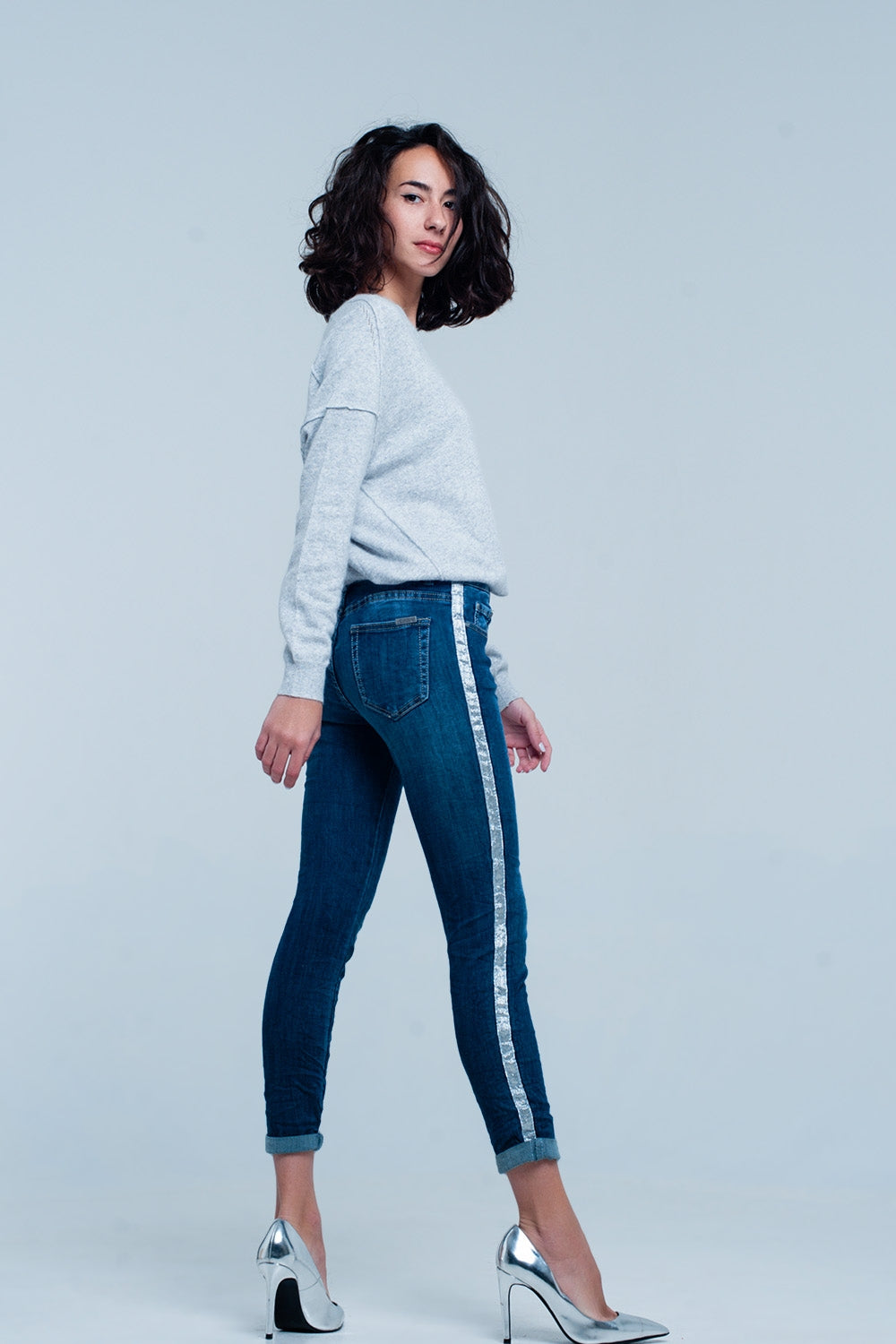 Jeans lavato oscuro con striscia laterale lucida argento