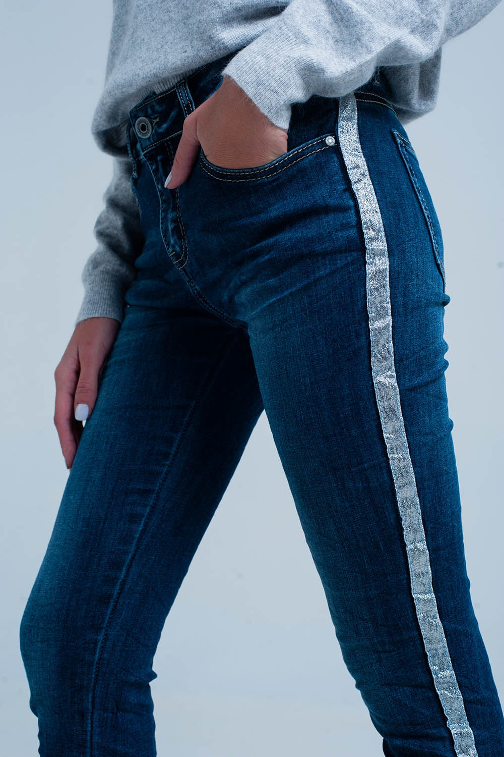 Jeans lavato oscuro con striscia laterale lucida argento