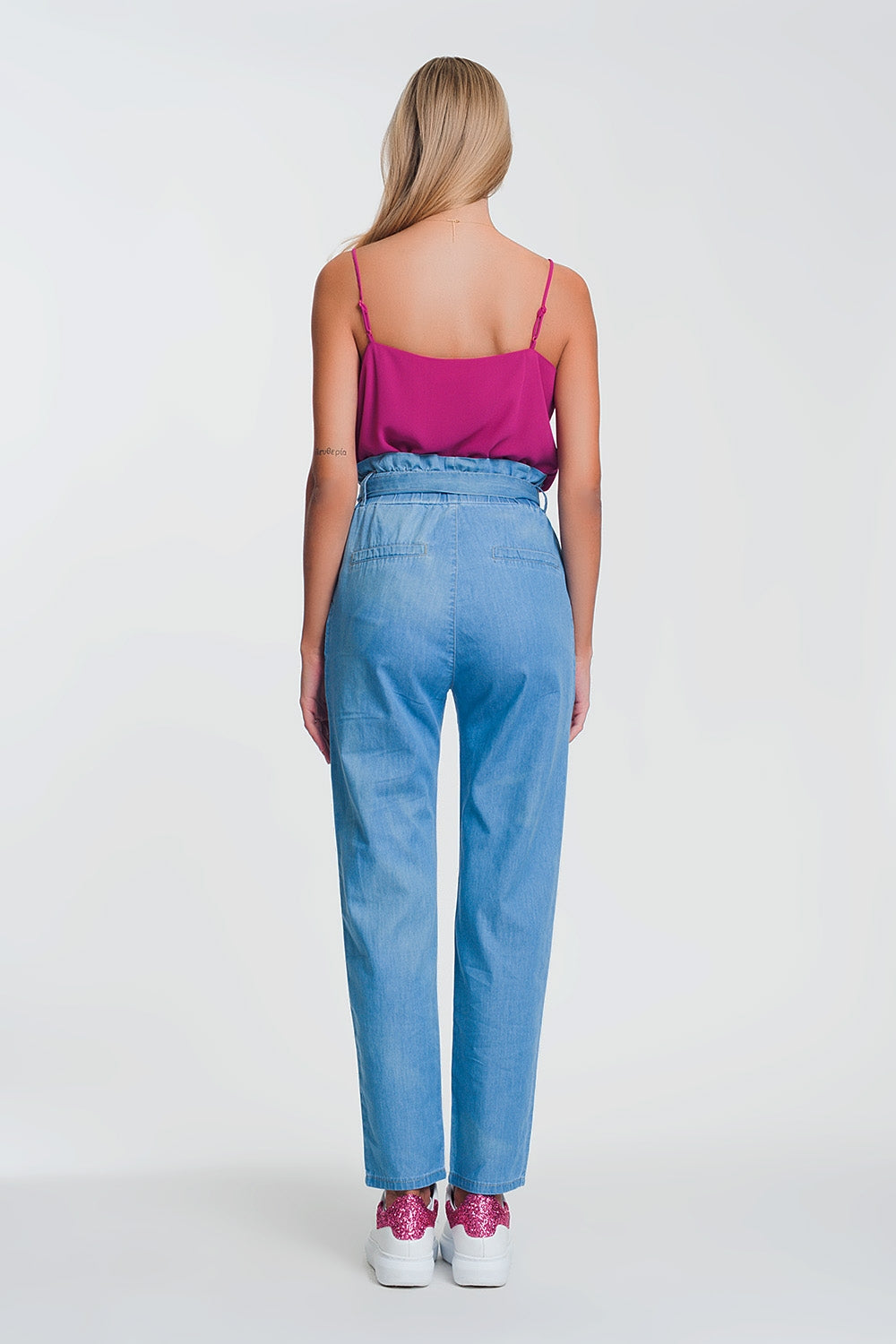 Jeans leggeri paperbag con vita raccolta e cintura
