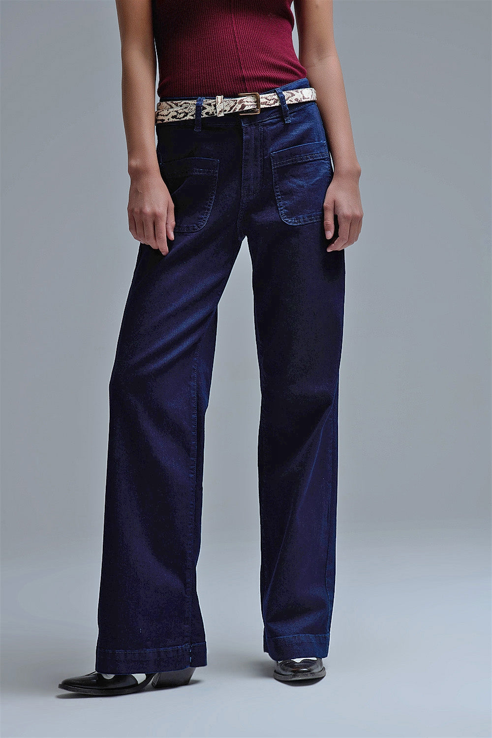 Jeans marini dritti con dettaglio tasca in blu profondo