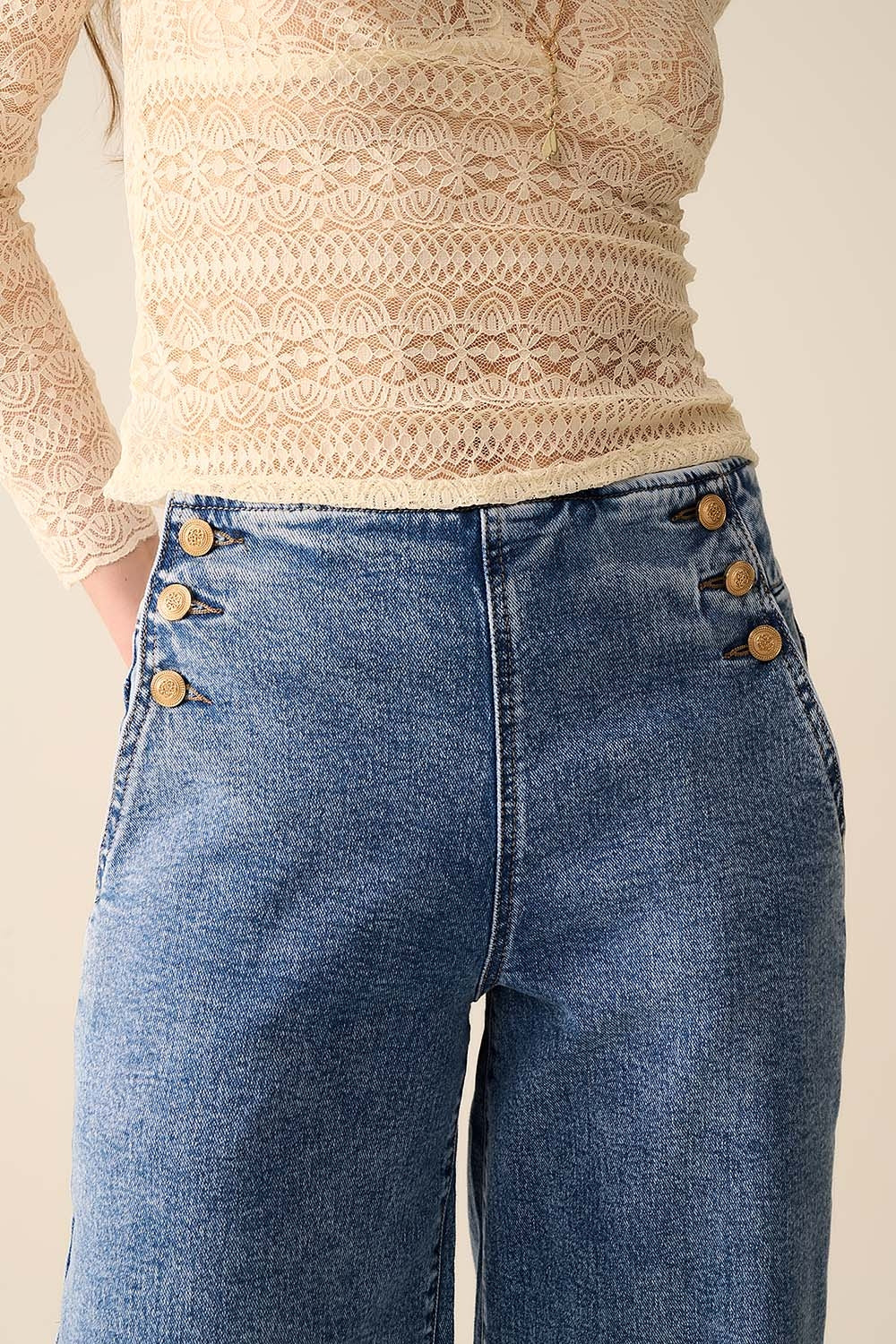 Jeans marinière a gamba dritta con bottoni dorati in lavaggio medio