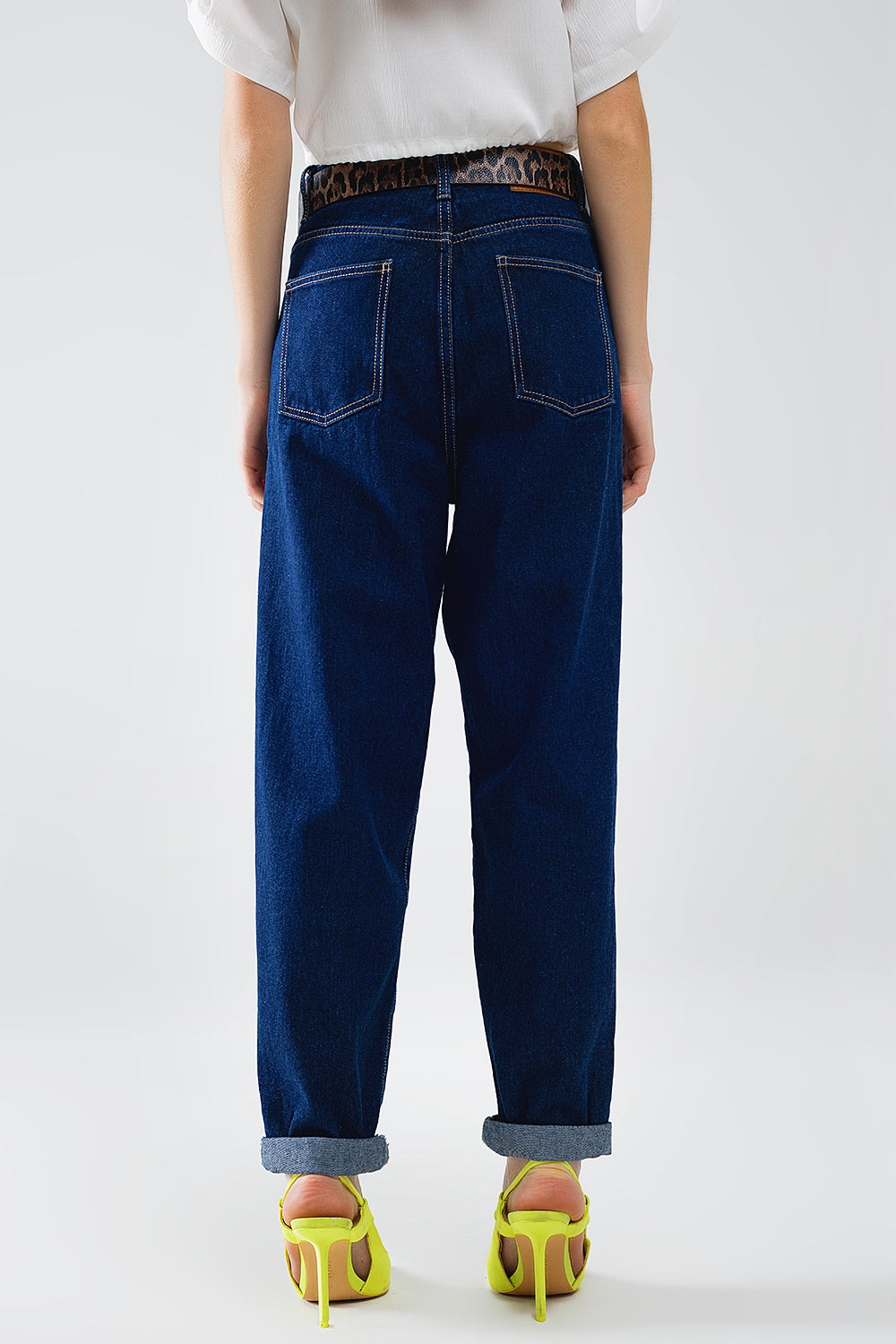 Jeans Mom blu raw con dettaglio pinces