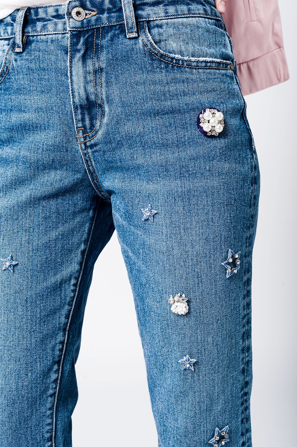 Jeans mom con ricami le stelle
