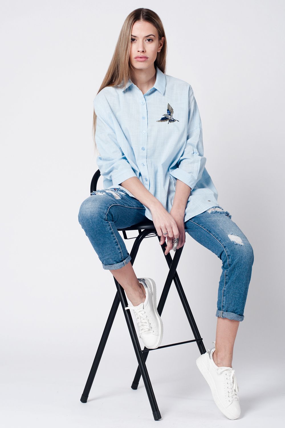 jeans mom slavati con strappi e uccelli ricamati
