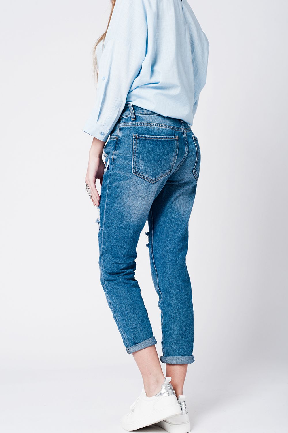jeans mom slavati con strappi e uccelli ricamati