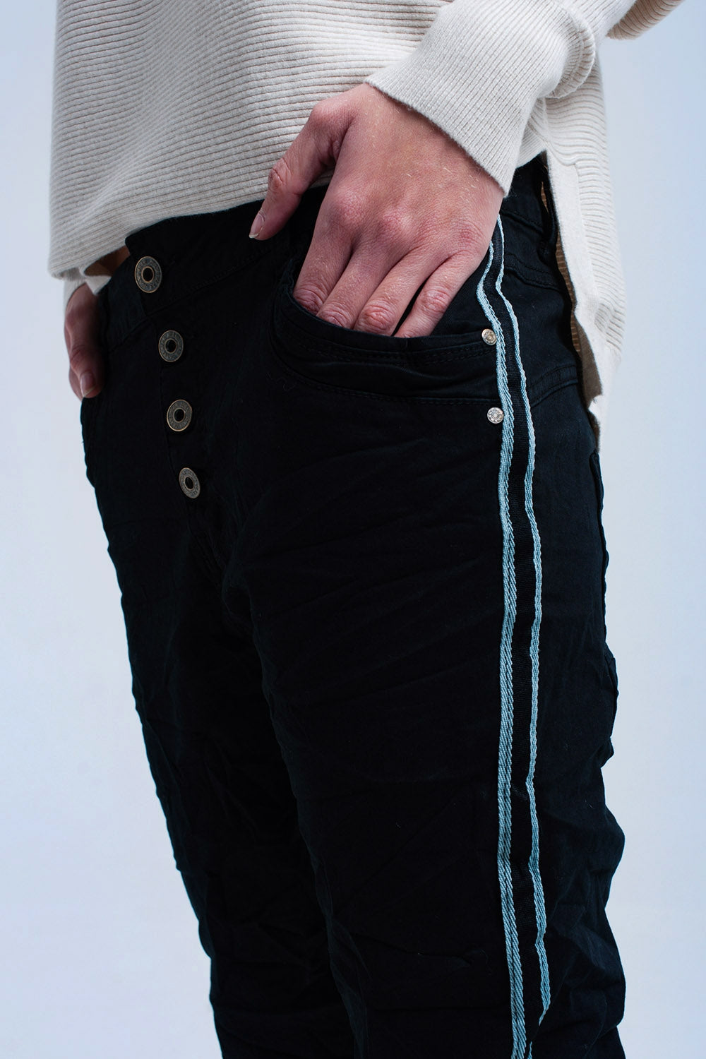 Jeans neri boyfriend con bottoni