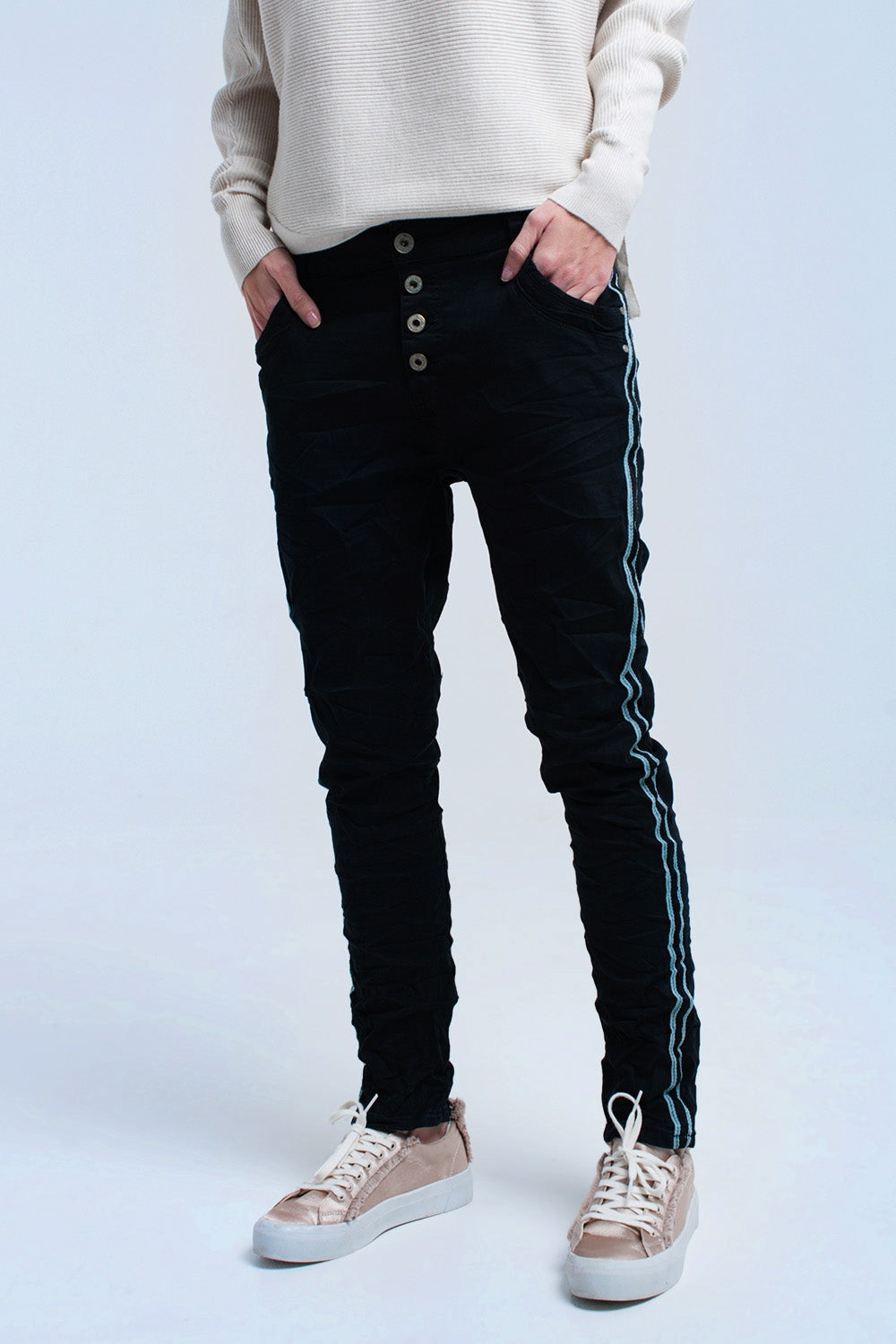 Jeans neri boyfriend con bottoni
