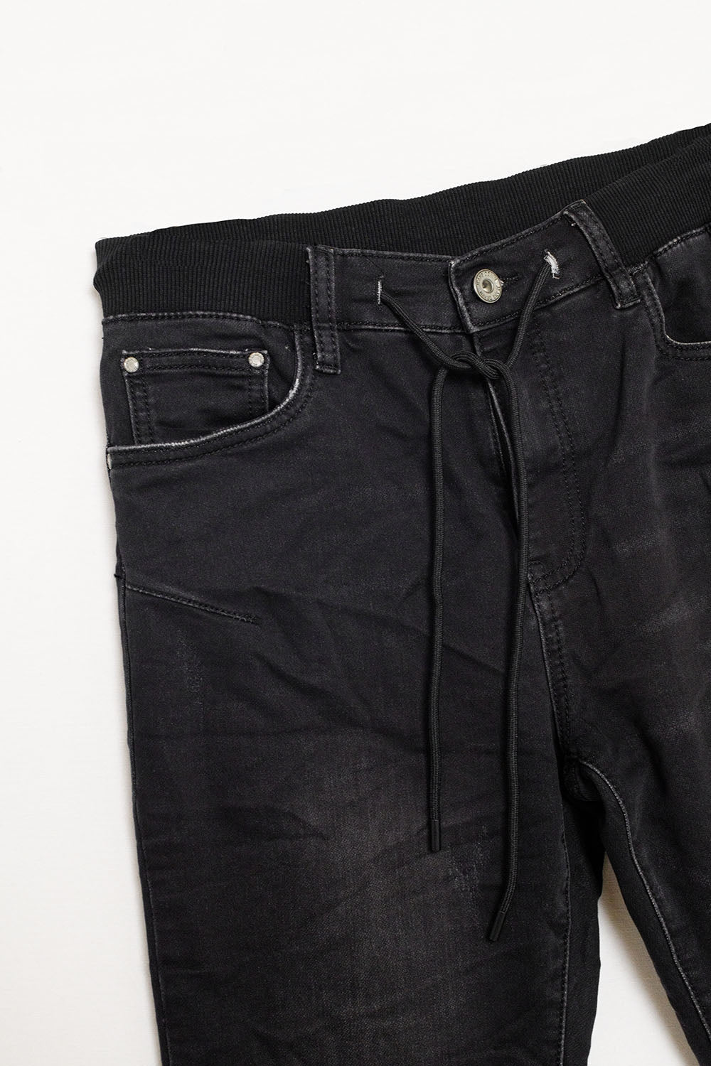 jeans neri con vita elastica e cordoncino