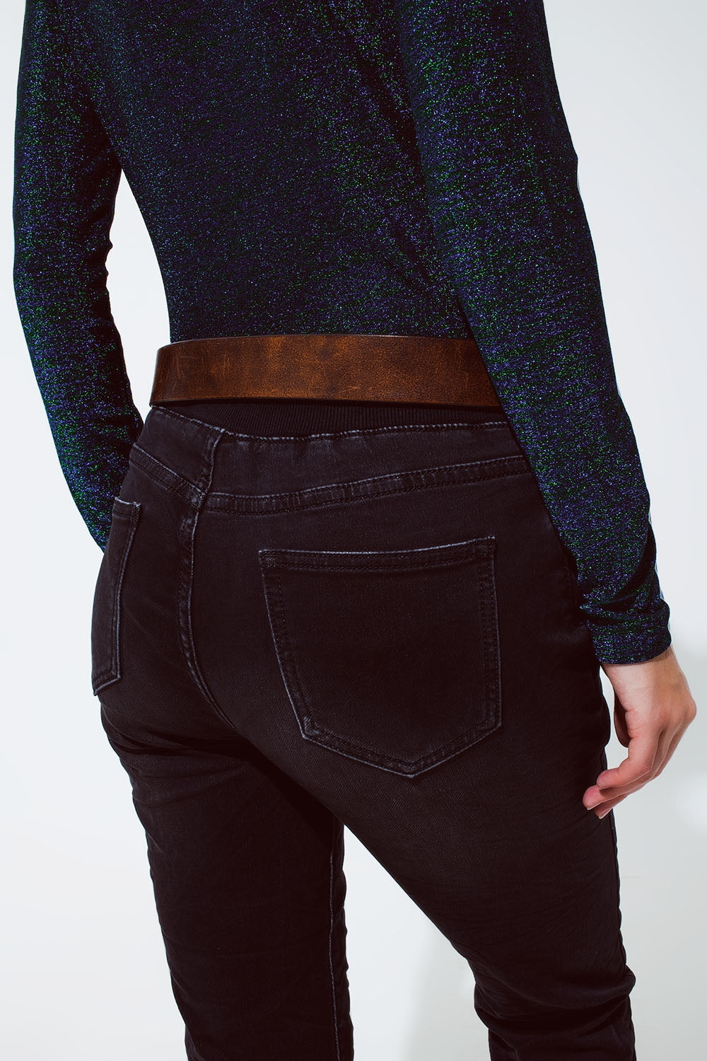 jeans neri con vita elastica e cordoncino