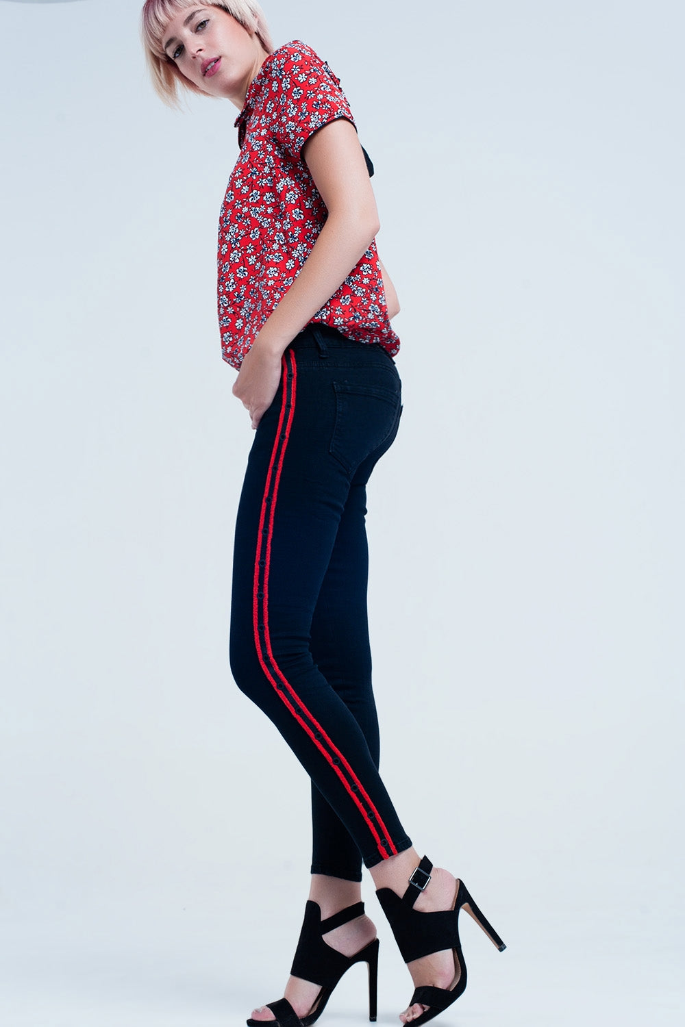 Jeans neri super skinny con occhielli laterali