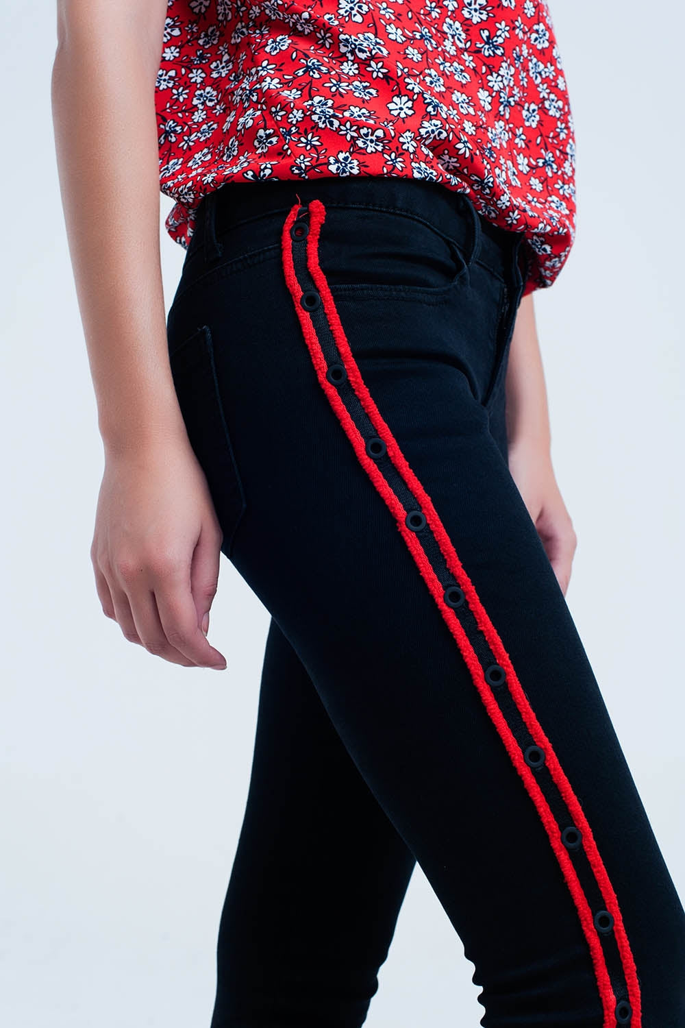 Jeans neri super skinny con occhielli laterali