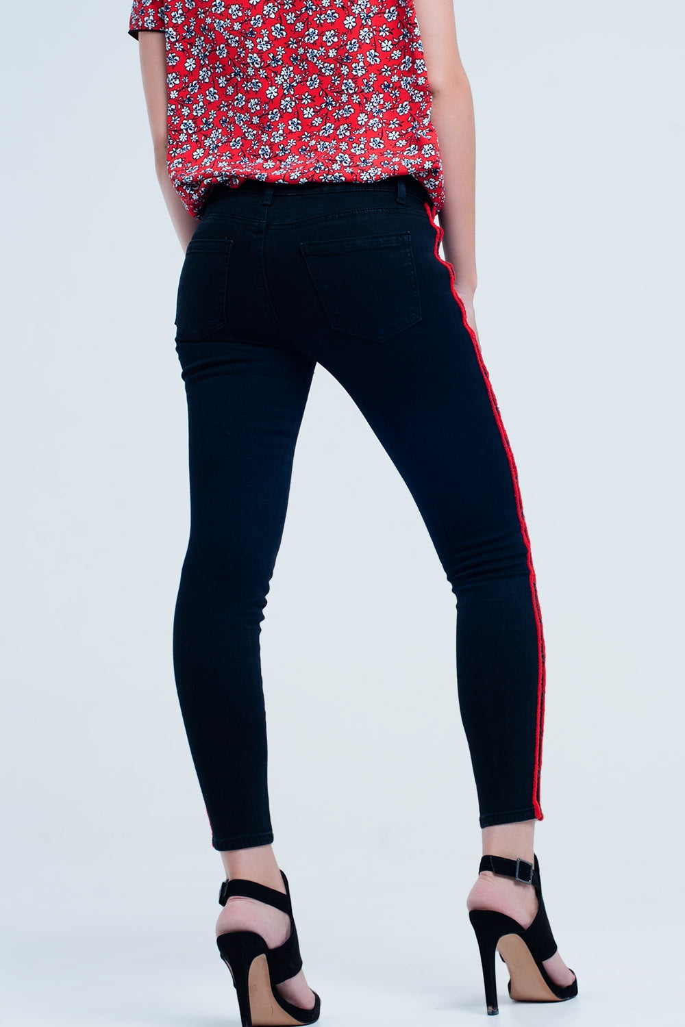Jeans neri super skinny con occhielli laterali