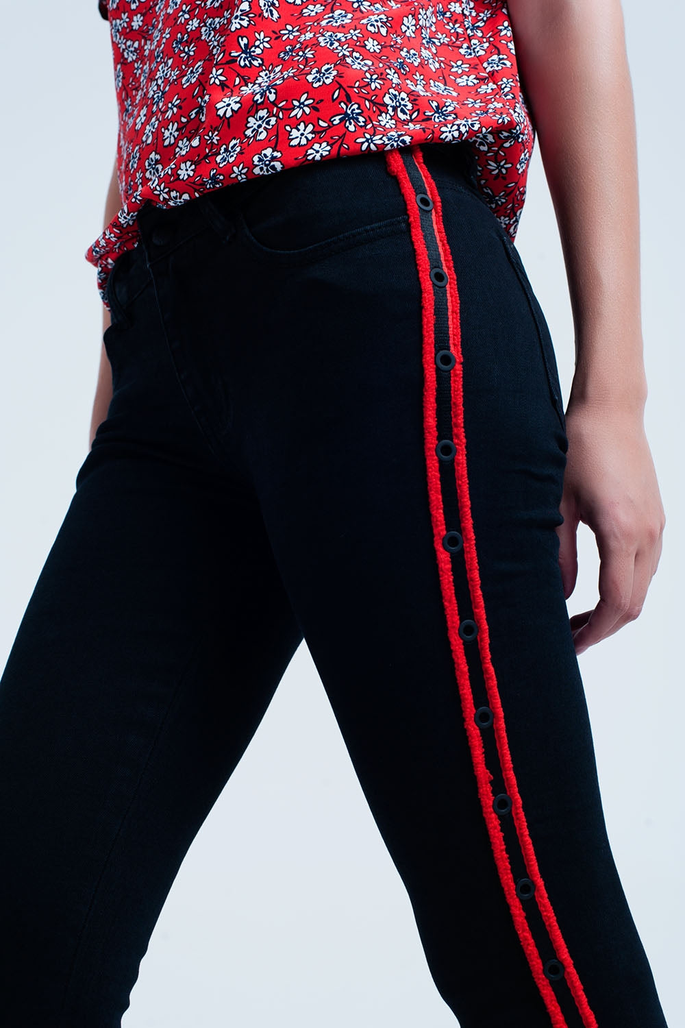 Jeans neri super skinny con occhielli laterali