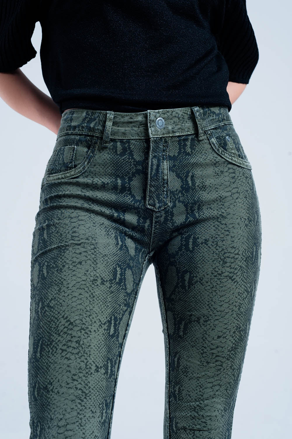 Jeans reversibile verdi con stampa a serpente
