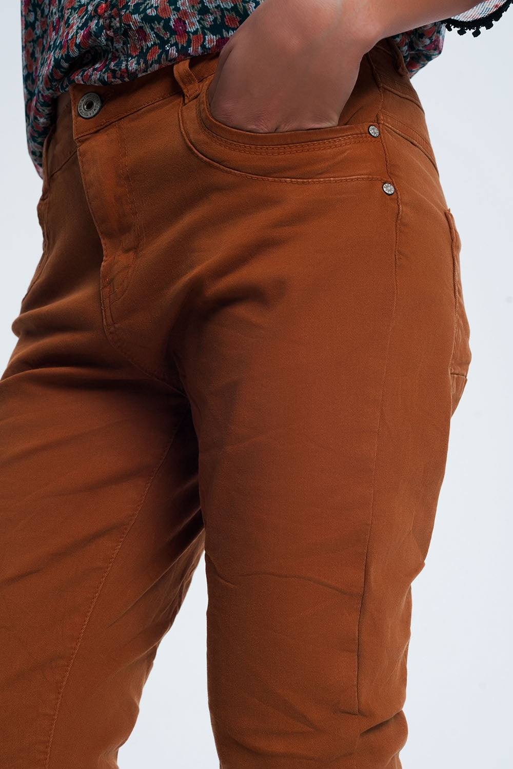 Jeans skinny arancione con cavallo basso
