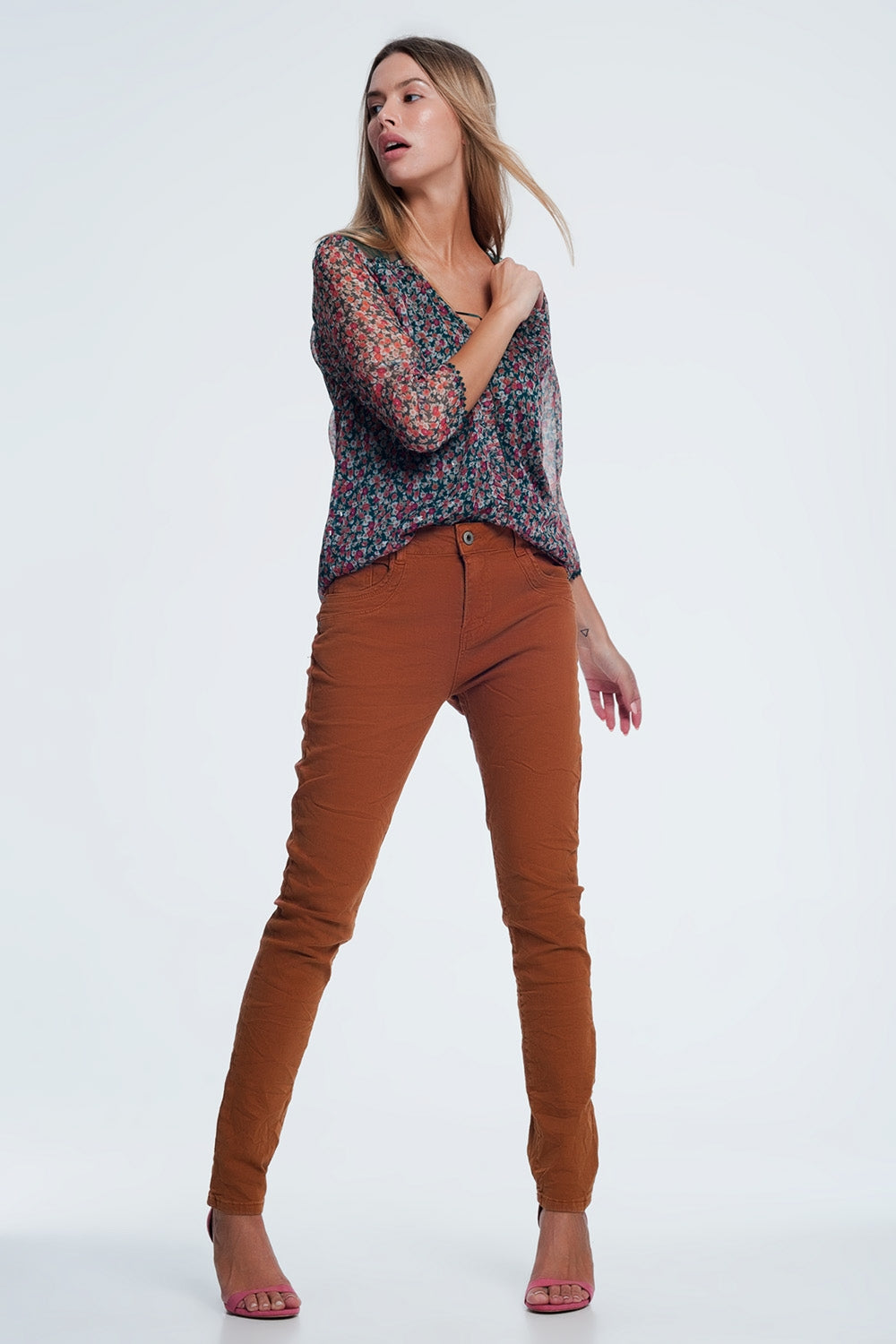 Jeans skinny arancione con cavallo basso