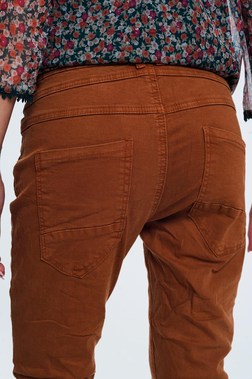 Jeans skinny arancione con cavallo basso
