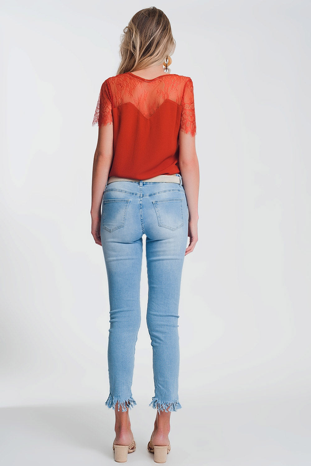 Jeans skinny azzurri con bordo sfrangiato