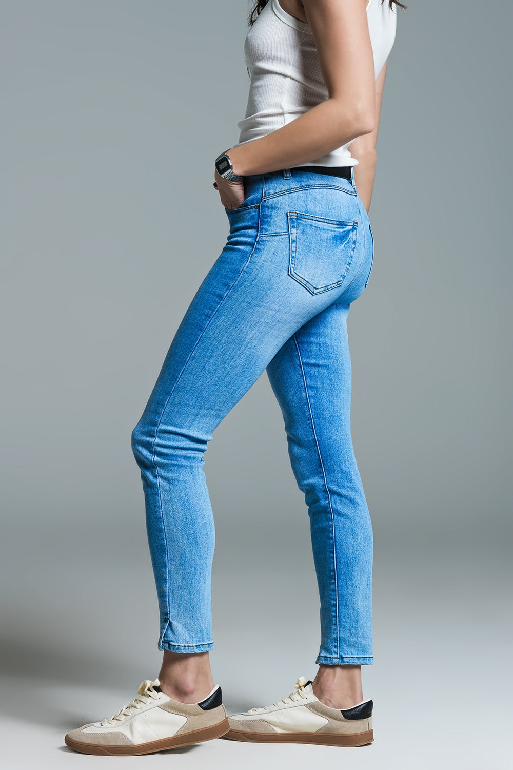 Jeans skinny basic blu chiaro con spacco corto sull'orlo