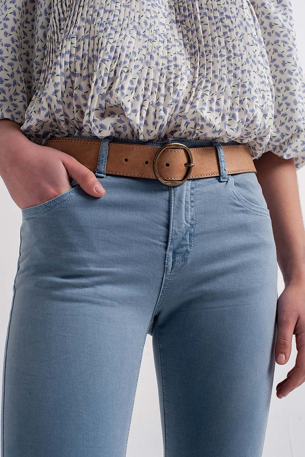 Jeans skinny blu con strappi sulle ginocchia