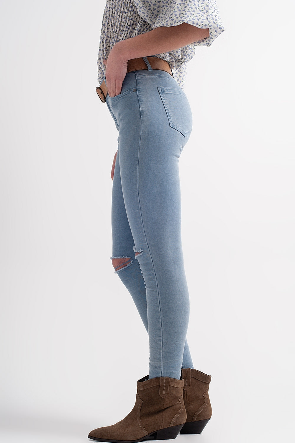 Jeans skinny blu con strappi sulle ginocchia