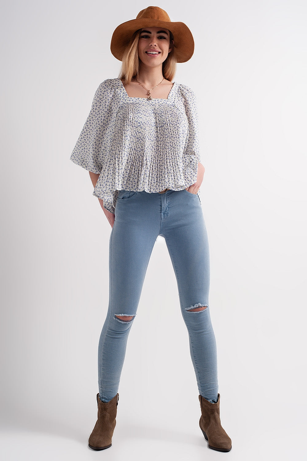 Jeans skinny blu con strappi sulle ginocchia
