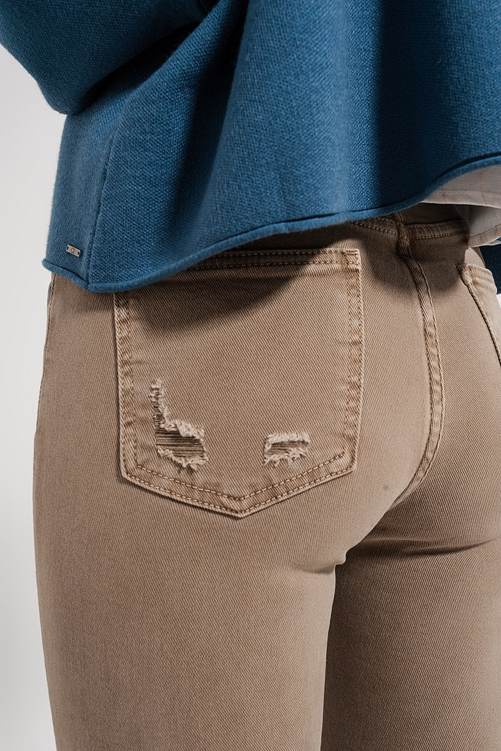 Jeans skinny color beige con bordo grezzo