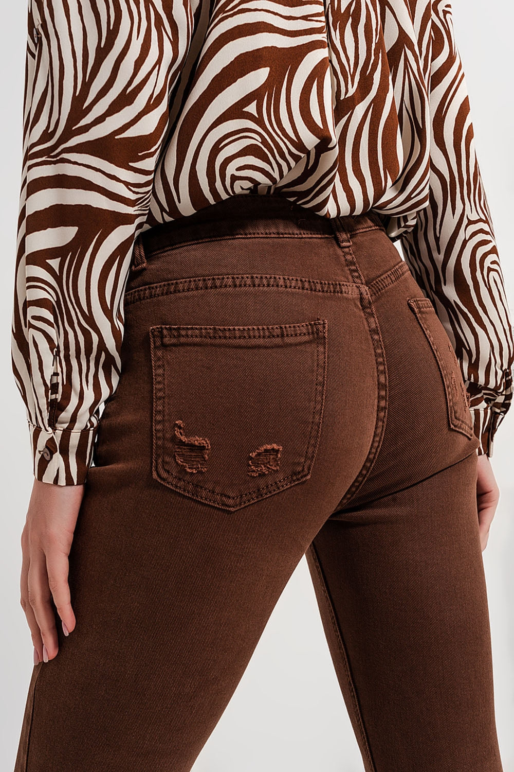 Jeans skinny color marron con bordo grezzo