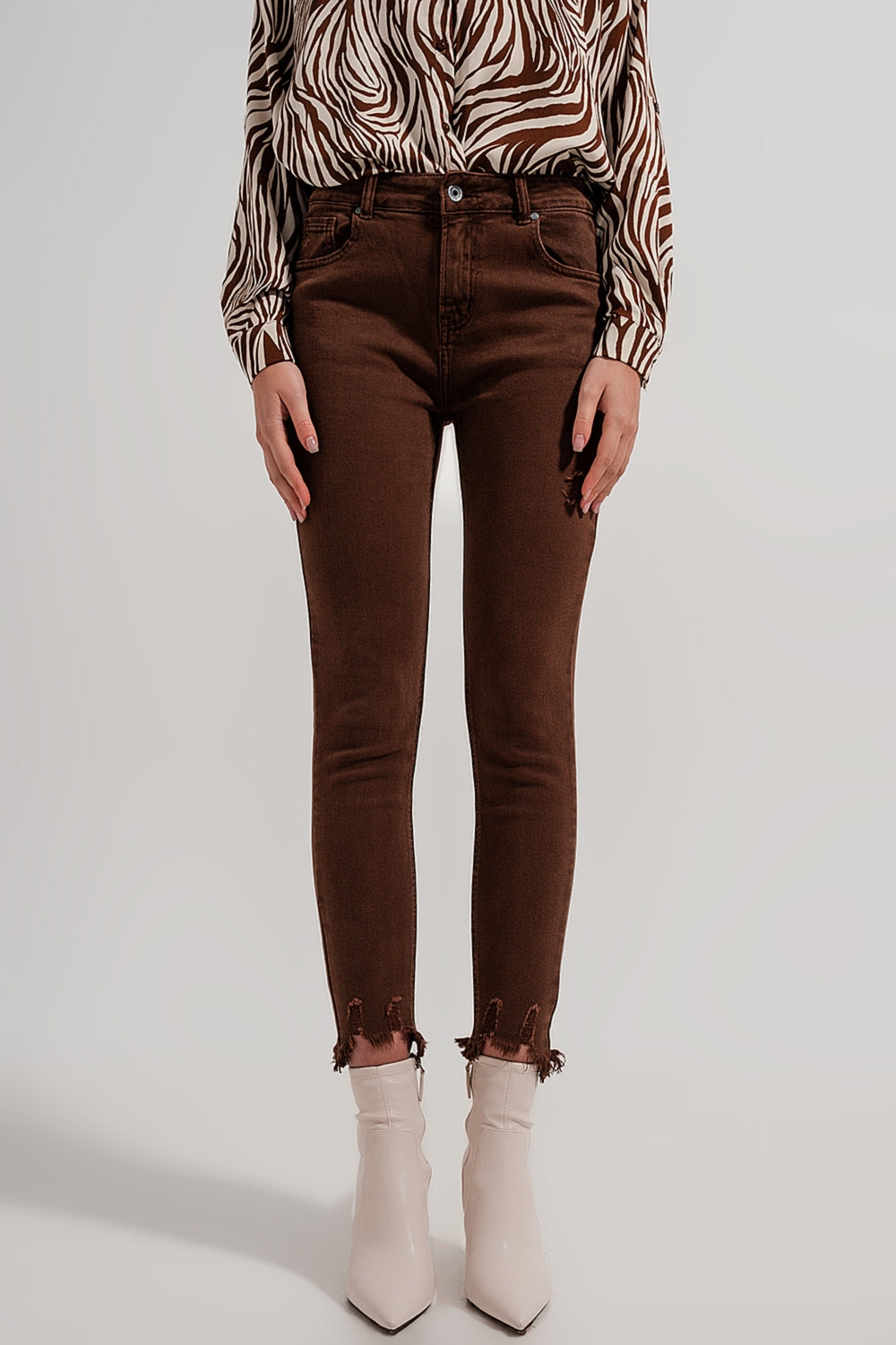 Jeans skinny color marron con bordo grezzo