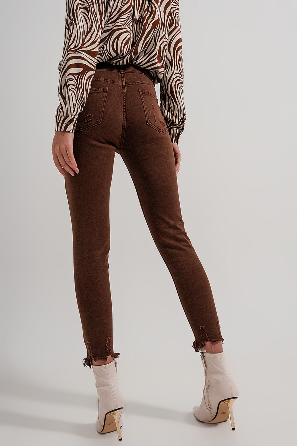 Jeans skinny color marron con bordo grezzo