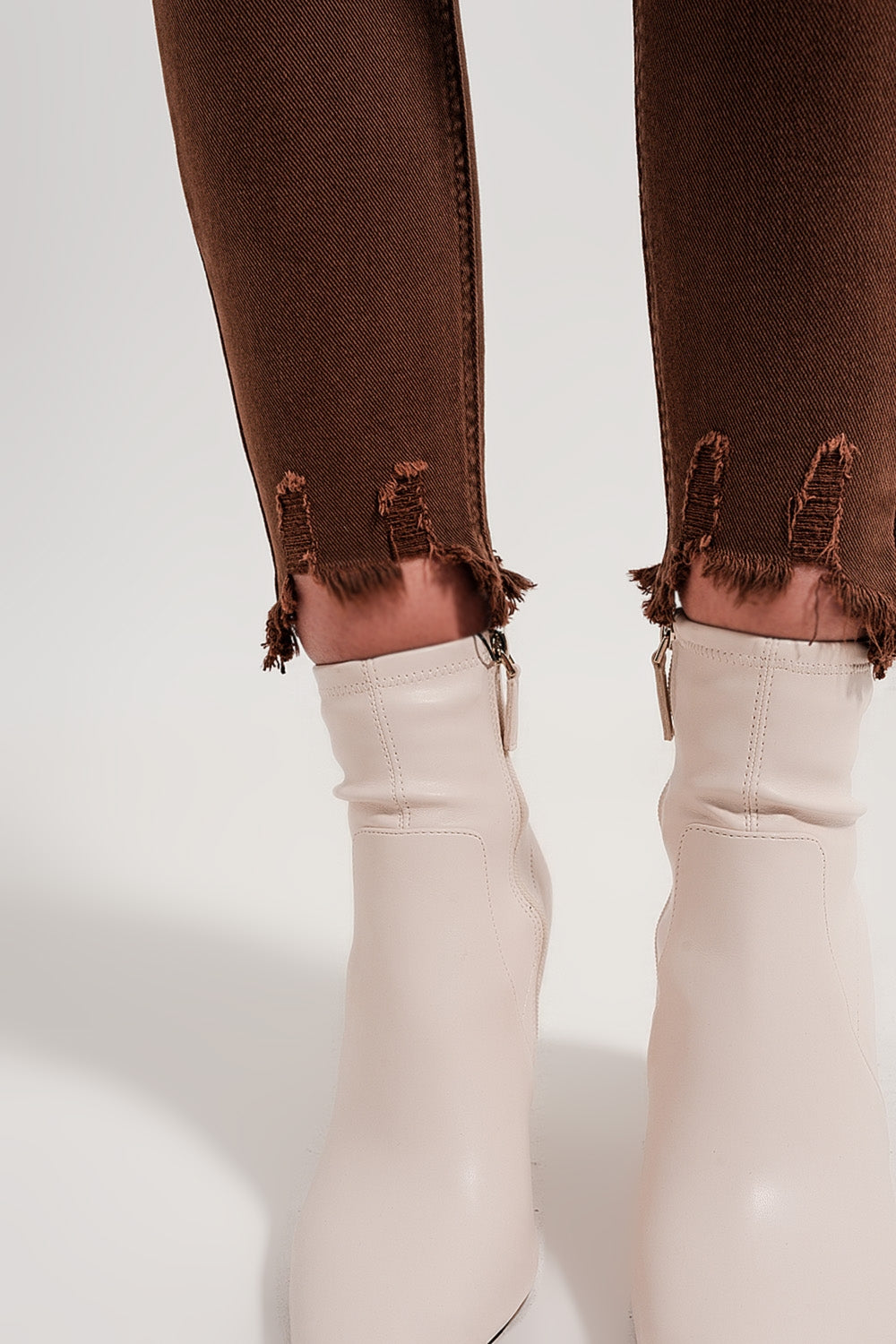 Jeans skinny color marron con bordo grezzo