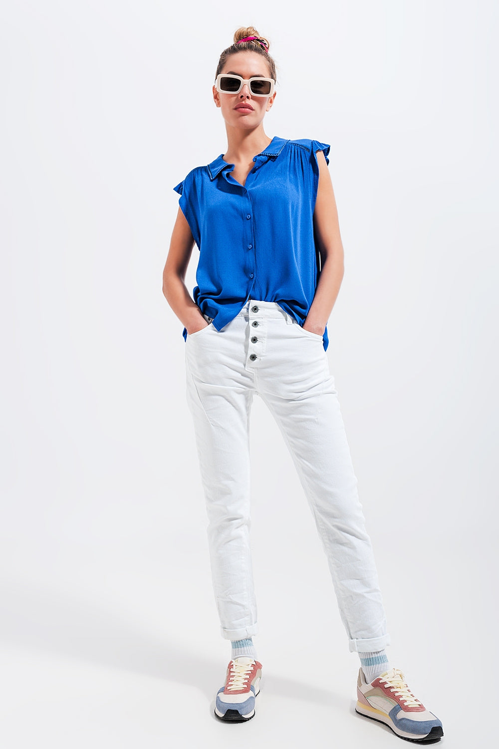 Jeans skinny con bottoni a vista e lavaggio bianco