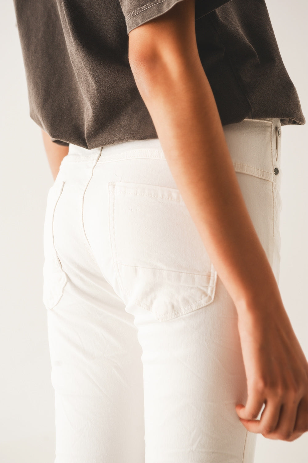 Jeans skinny con bottoni a vista e lavaggio crema