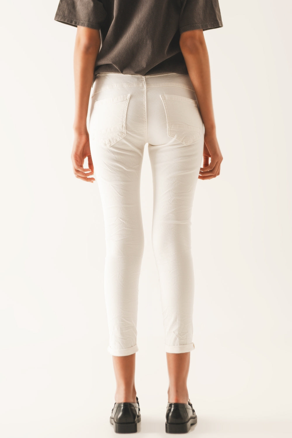 Jeans skinny con bottoni a vista e lavaggio crema