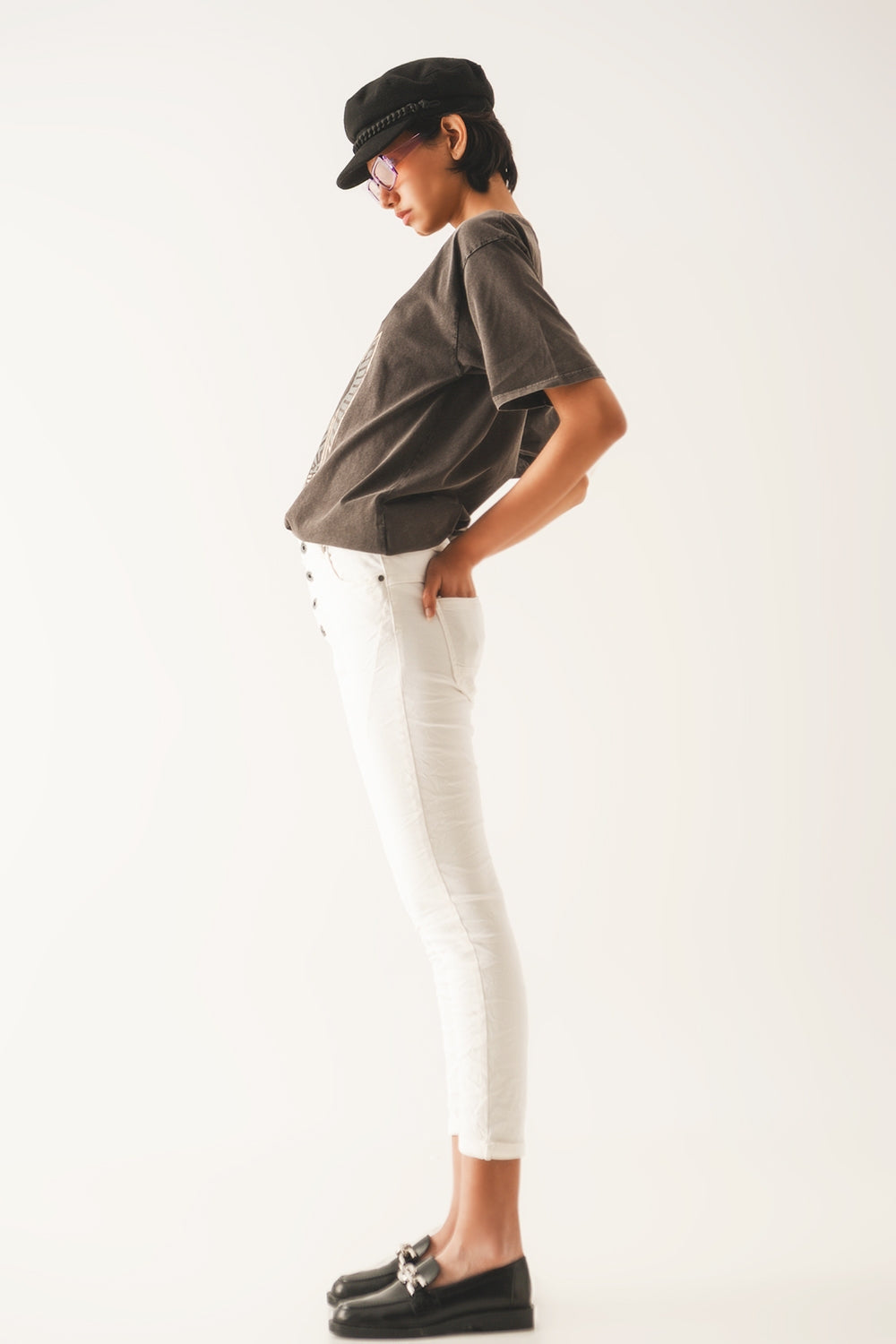 Jeans skinny con bottoni a vista e lavaggio crema