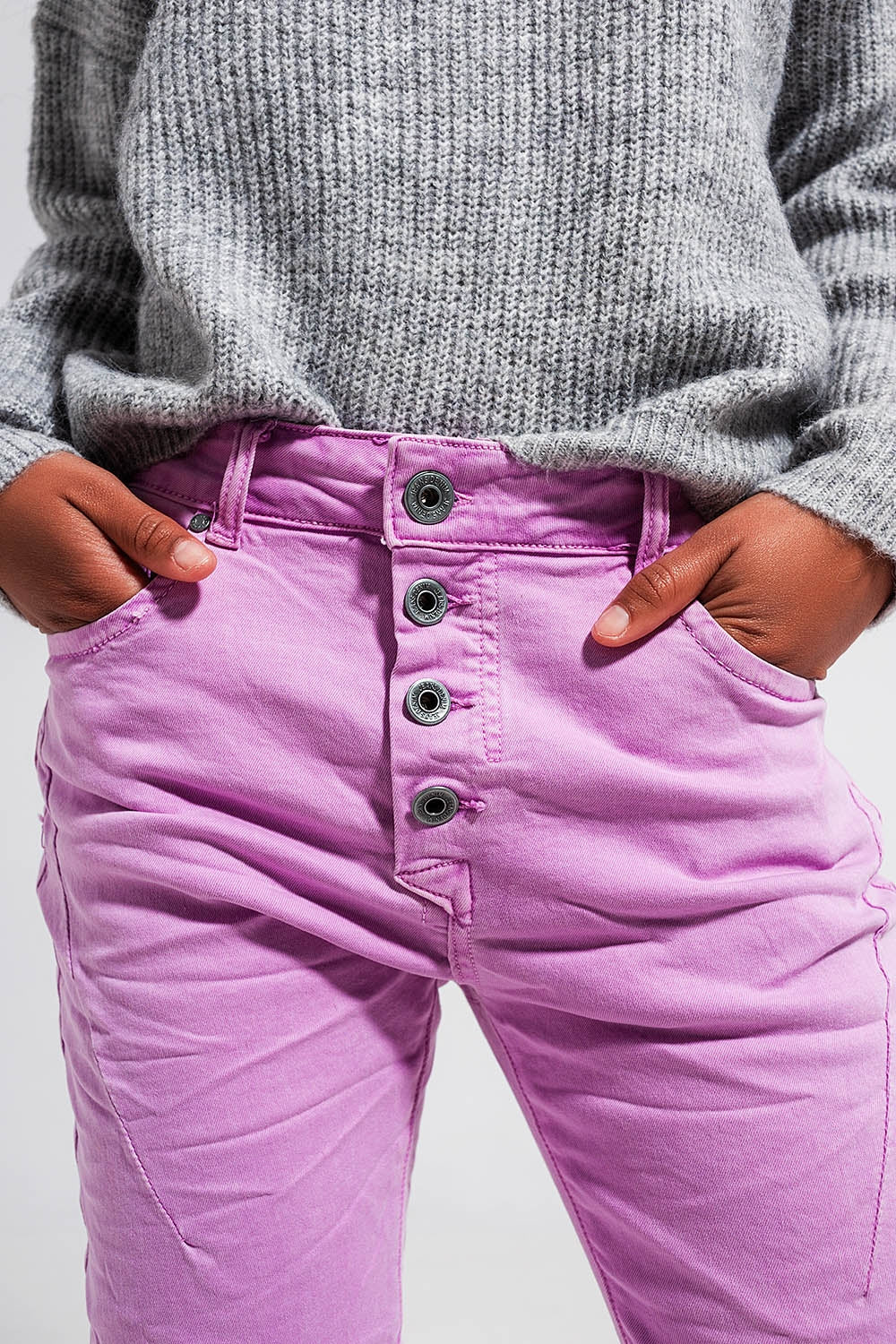 Jeans skinny con bottoni a vista e lavaggio rosa