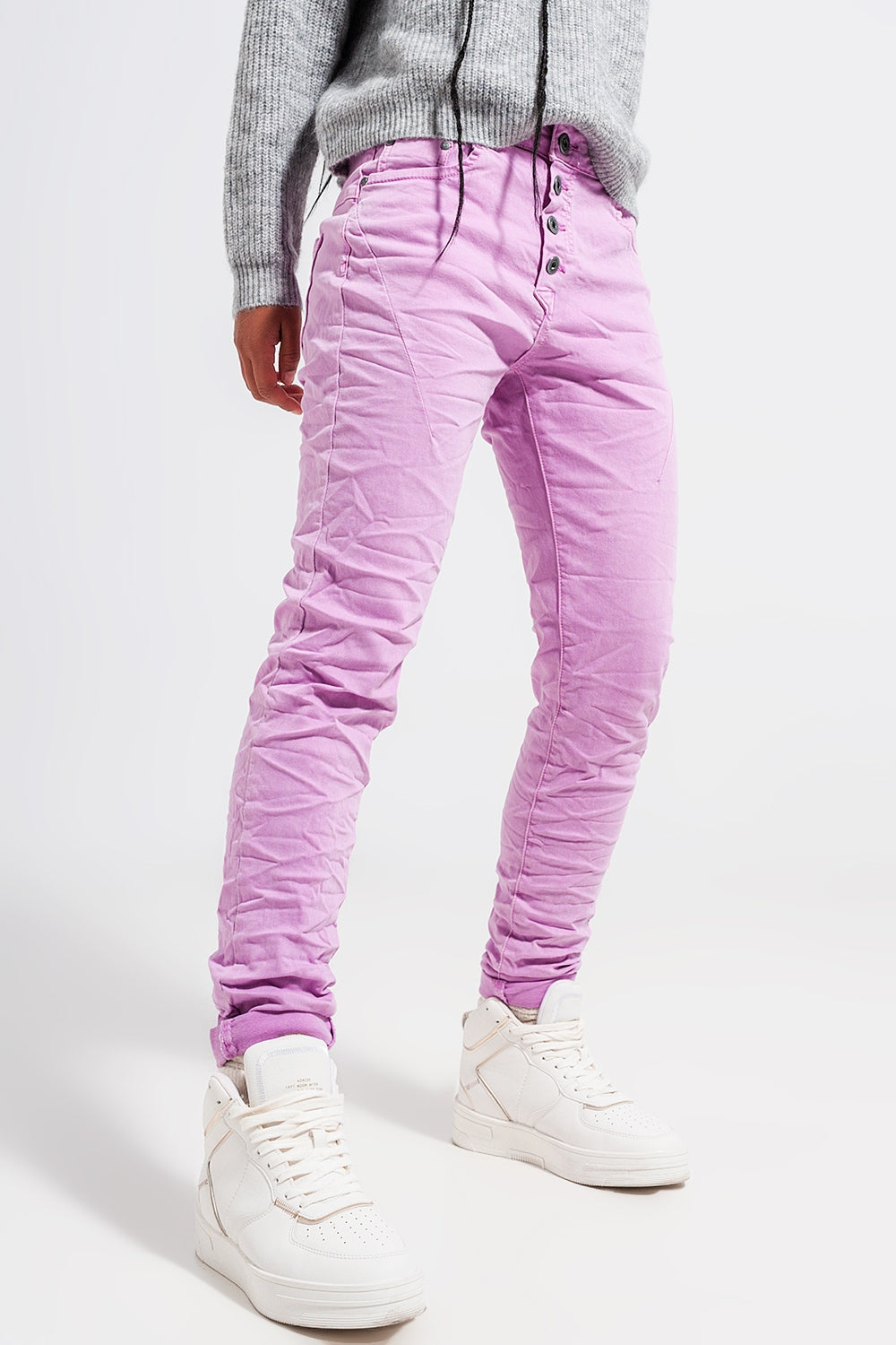 Jeans skinny con bottoni a vista e lavaggio rosa