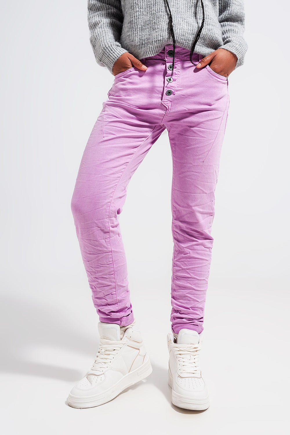 Jeans skinny con bottoni a vista e lavaggio rosa