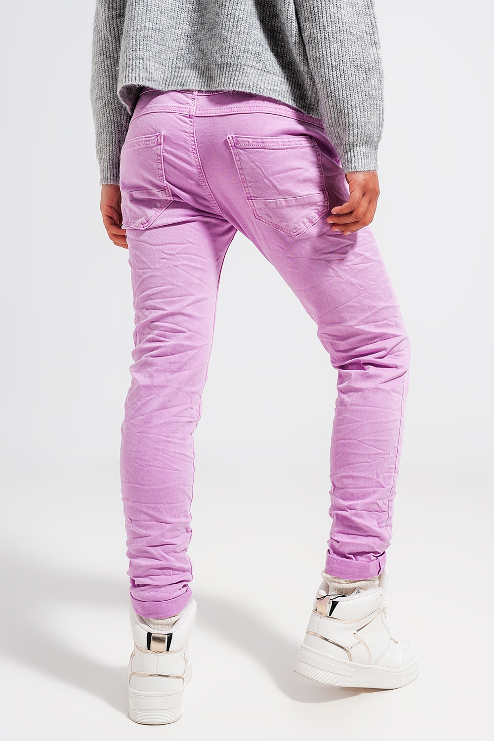 Jeans skinny con bottoni a vista e lavaggio rosa
