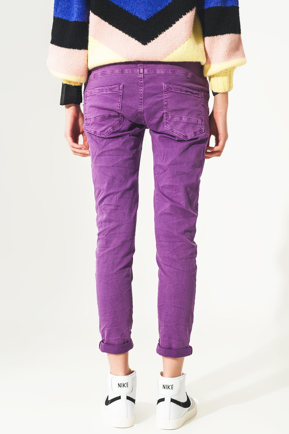 Jeans skinny con bottoni a vista e lavaggio viola