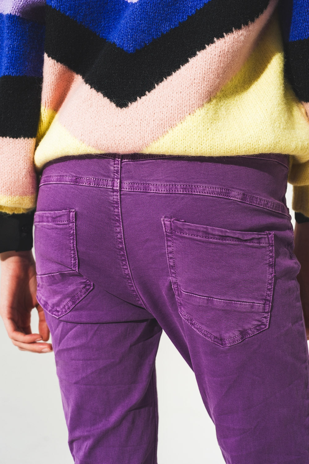 Jeans skinny con bottoni a vista e lavaggio viola