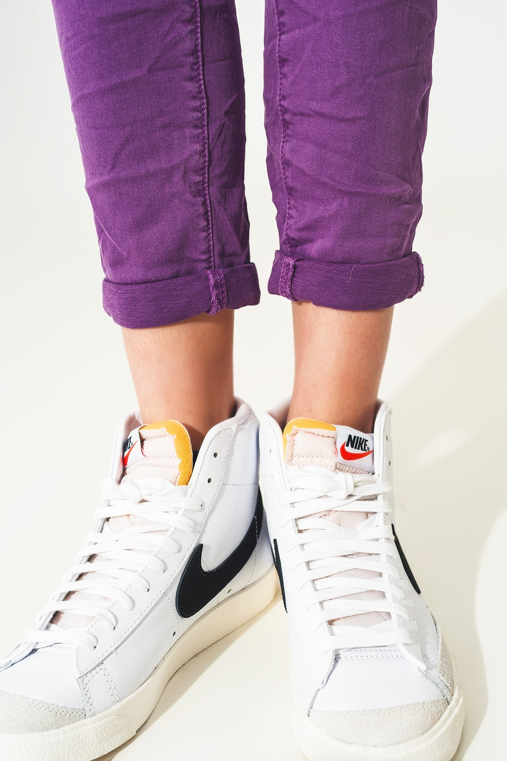 Jeans skinny con bottoni a vista e lavaggio viola