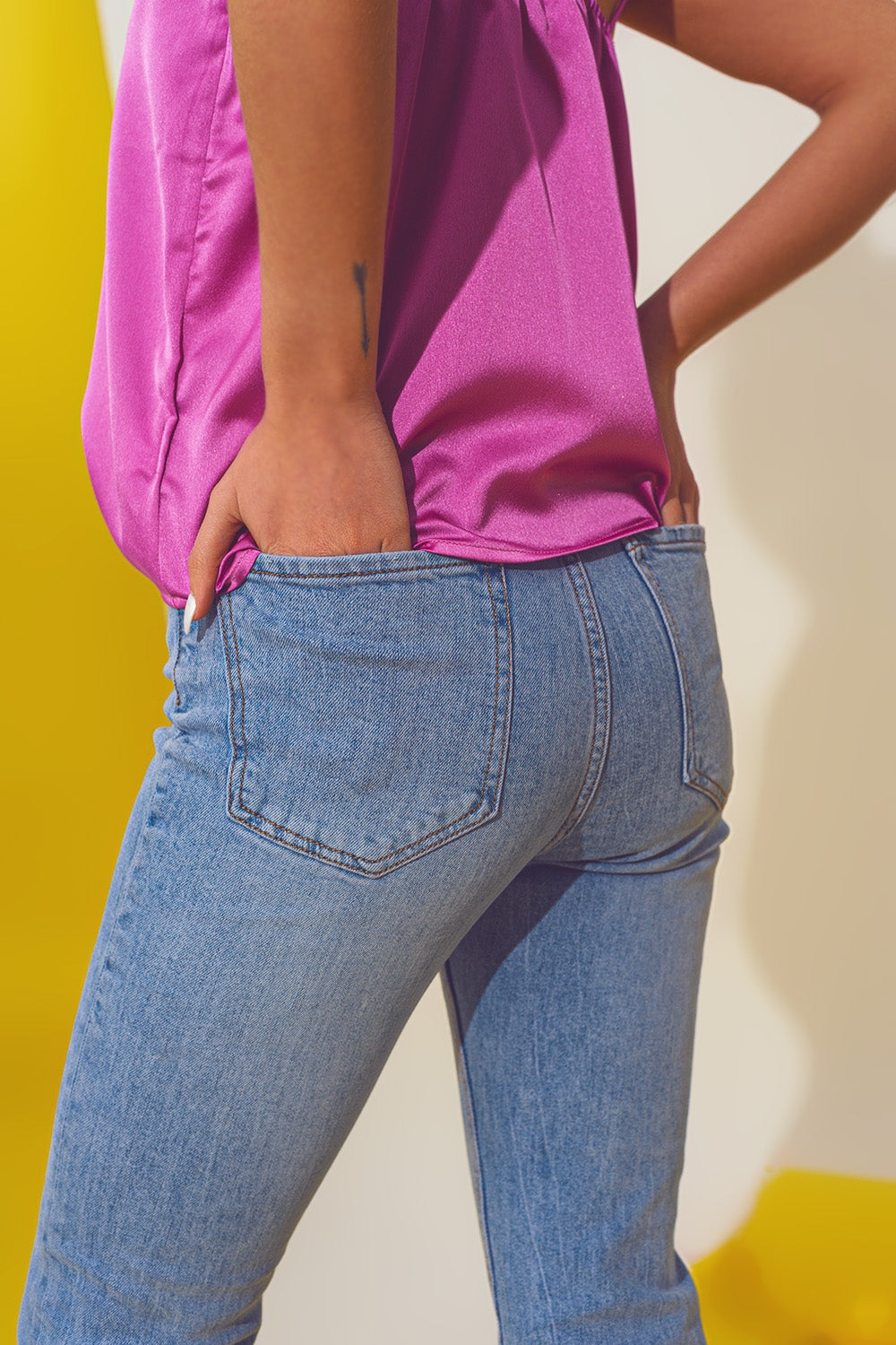Jeans skinny con dettaglio farfalla in lavaggio blu chiaro