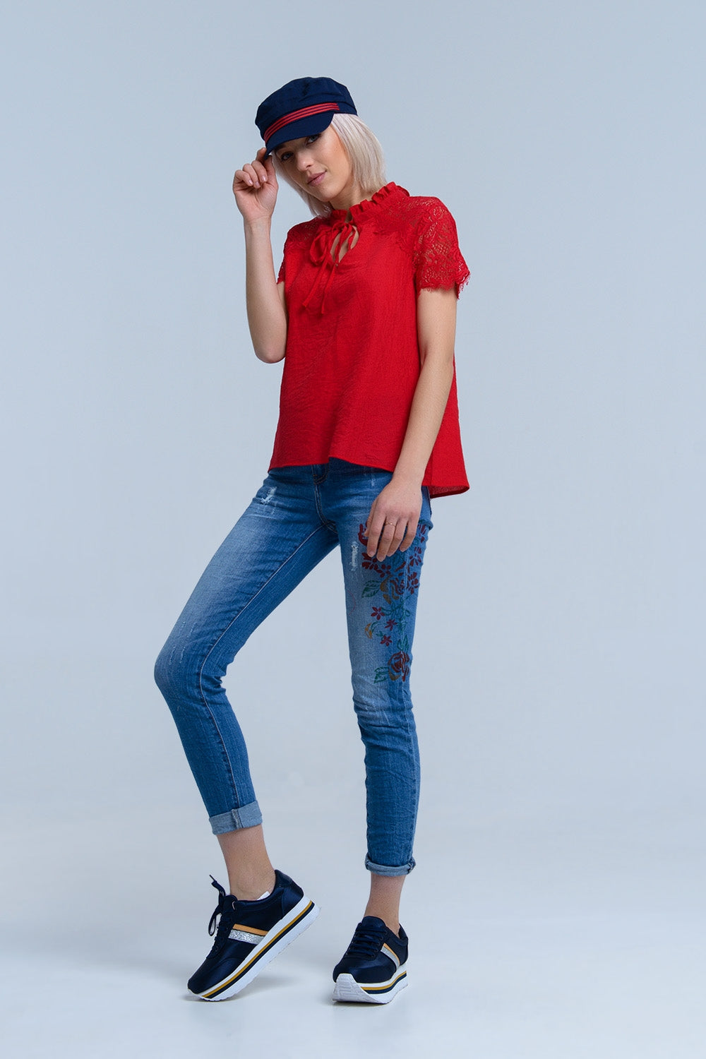 Q2 Jeans skinny con fiori dipinti