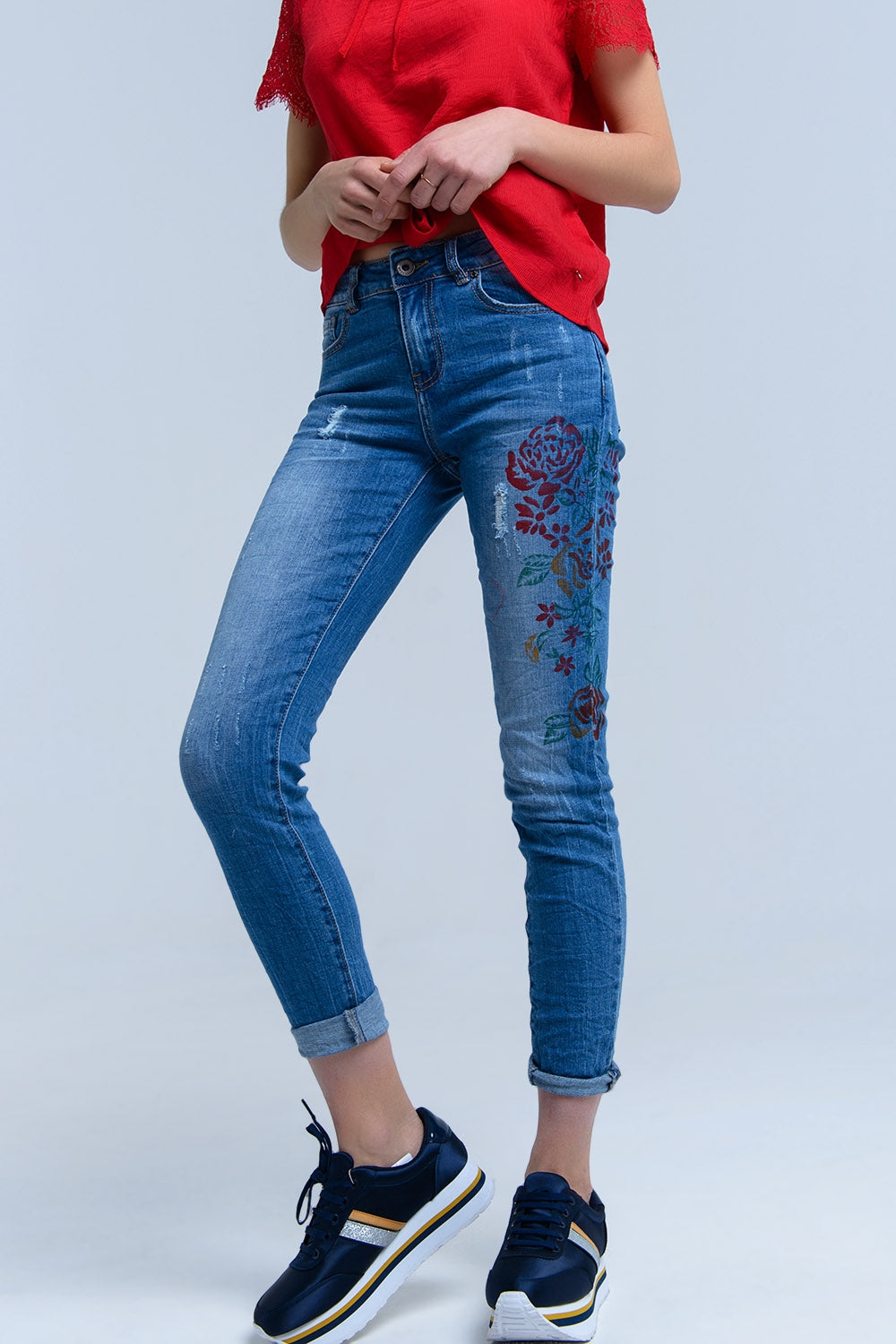 Jeans skinny con fiori dipinti
