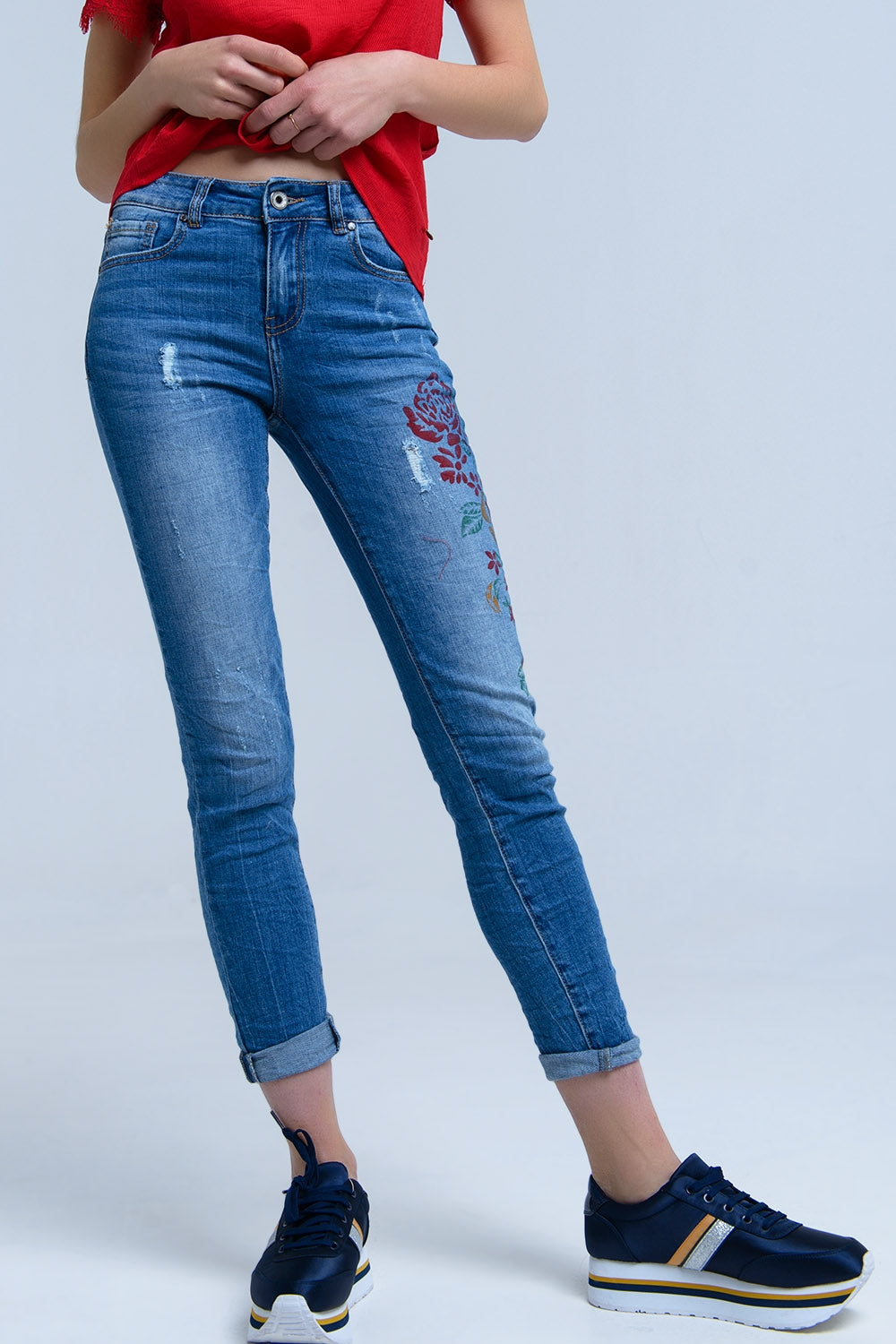 Jeans skinny con fiori dipinti